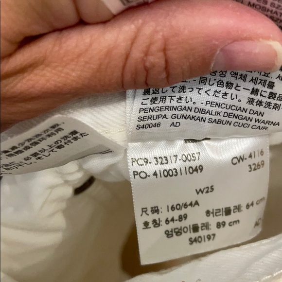 Levi’s white denim cut offs - Picture 4 of 5